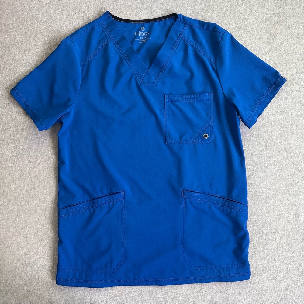 Cherokee Infinity Men’s 3 Pocket Stretch Scrub Top. Royal Blue. Small.